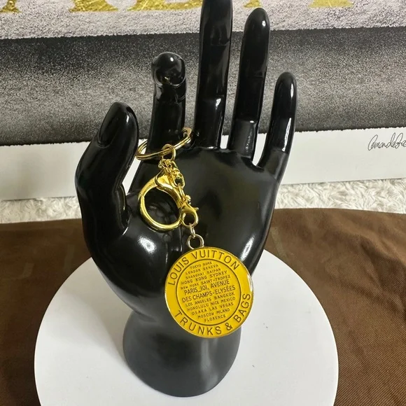 Trunks and Bags Louis Vuitton Yellow and Light Blue Keychains - Picture 4 of 5